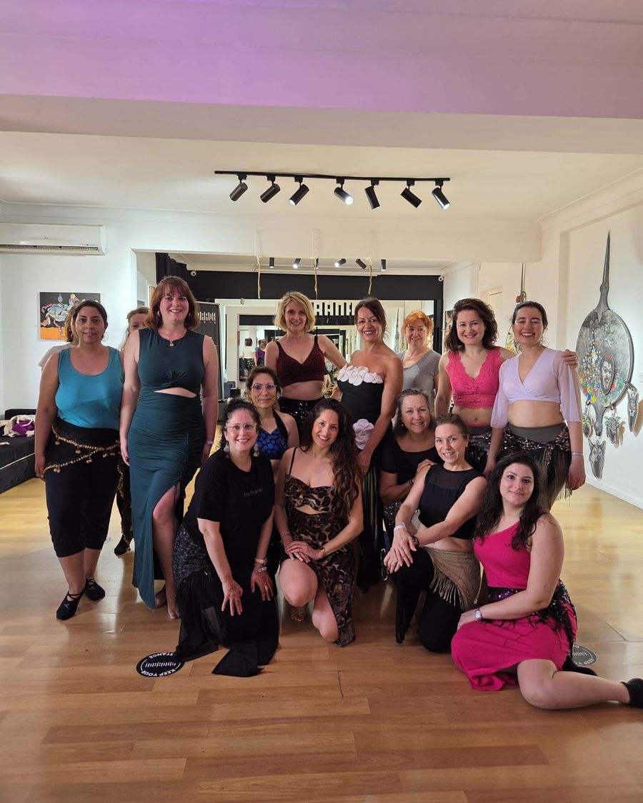 Le groupe réuni en studio après un atelier de danse orientale avec Ciya