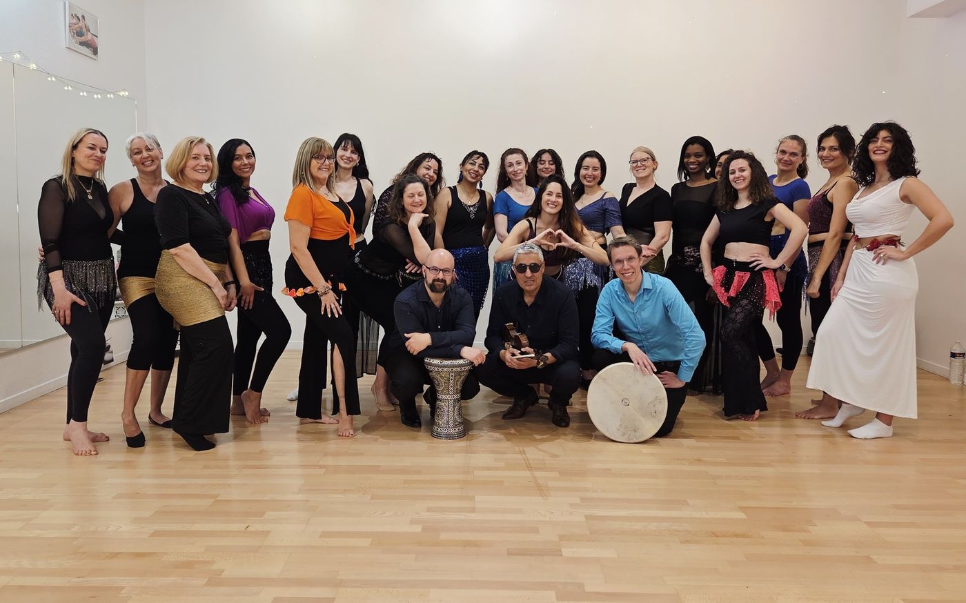 Les stagiaires et Ciya avec trois musiciens (darbouka, violon, tambourin) en studio